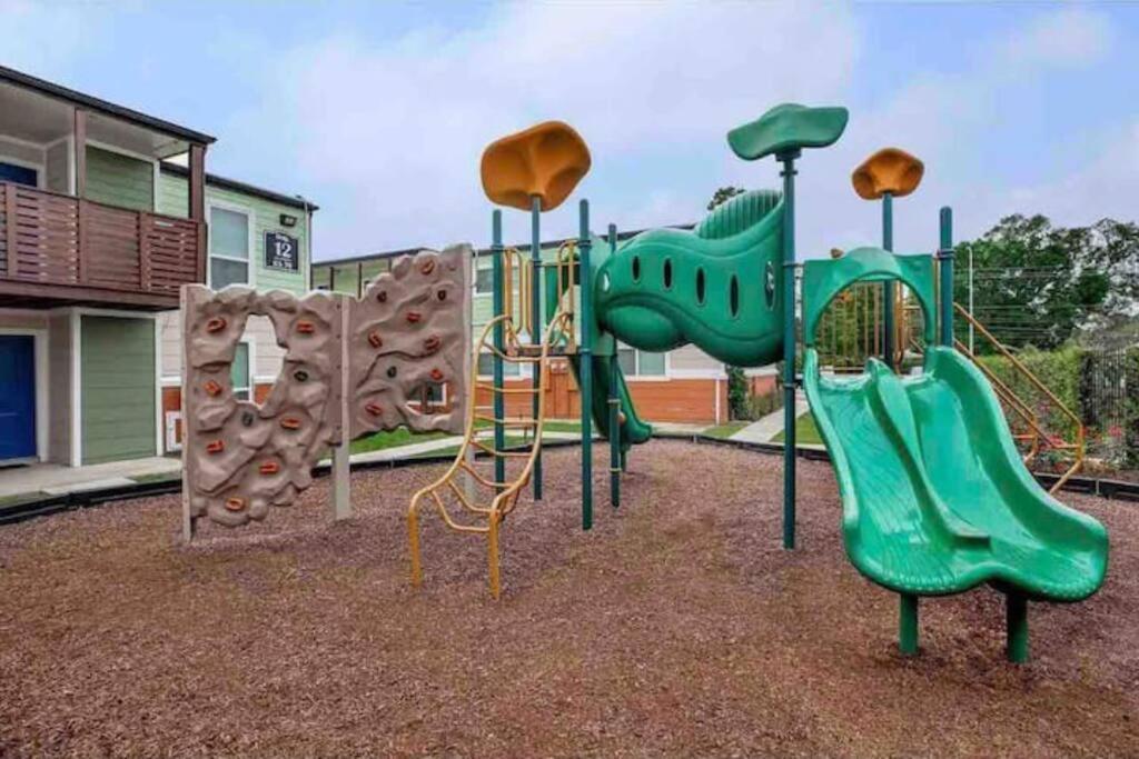 Beautiful/Spacious 2 Bedroom Houston Near Galleria Екстериор снимка